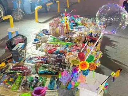 摆地摊怎么赚钱?冬天摆地摊卖什么可以赚钱?去哪里卖比较好卖?配图 摆地摊怎么赚钱?冬天摆地摊卖什么可以赚钱?去哪里卖比较好卖?配图