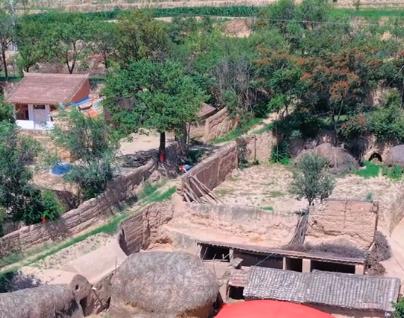 我家以前住的是泥房子配图