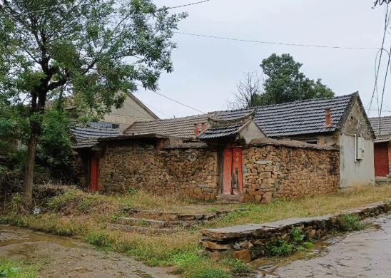 老宅爷爷留下六间老宅，父亲住东三间，大伯住西三间配图